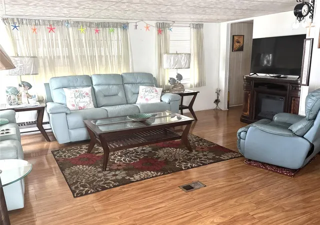 Photo 4 of Manufactured home for sale at 254 Southwinds Dr, Sarasota, FL 34231 | MLS# A4688832 | Listing updated on 2026-07-20