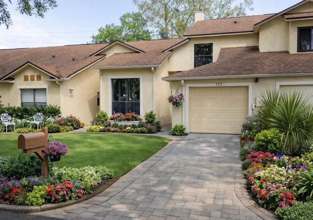 Townhouse for sale at 703 Swan Ln, ALTAMONTE SPRINGS, FL 32701 | MLS# A4688847