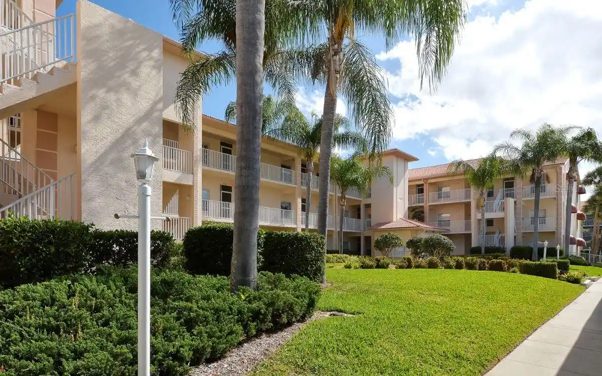 Listing Photo 1 - Condo for sale in 9630 Clb S Cir located at 9630 Clb S Cir, Sarasota, FL 34238 - Unit #6202