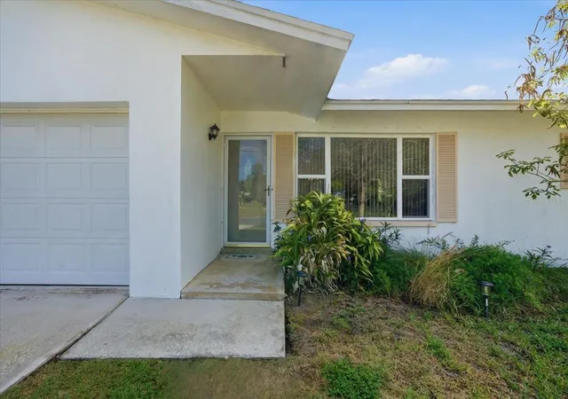 Photo 3 of Single family home for sale at 140 Patlin Cir E, Largo, FL 33770 | MLS# TB8494067 | Listing updated on 2026-10-01