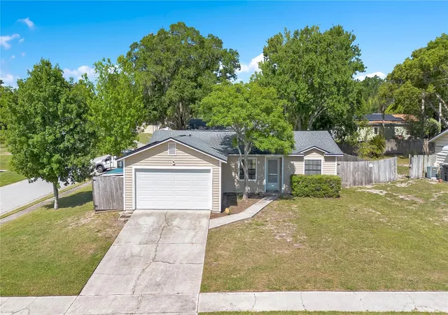 Photo 3 of Single family home for sale at 370 N Lake Ave, Apopka, FL 32703 | MLS# O6396377 | Listing updated on 2026-09-01