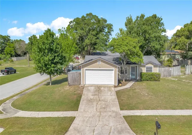 Photo 3 of Single family home for sale at 370 N Lake Ave, Apopka, FL 32703 | MLS# O6396377 | Listing updated on 2026-09-01