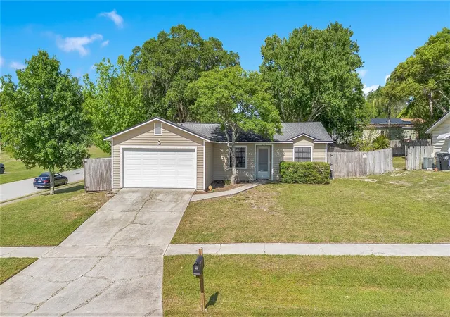 Photo 4 of Single family home for sale at 370 N Lake Ave, Apopka, FL 32703 | MLS# O6396377 | Listing updated on 2026-09-01