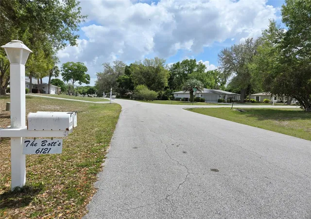 Photo 3 of Single family home for sale at 6121 Sw 103rd Loop, Ocala, FL 34476 | MLS# OM722192 | Listing updated on 2026-09-26