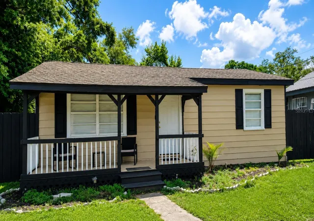 Photo 1 of Single family home for sale at 2109 E Navajo Ave, Tampa, FL 33612 | MLS# TB8494149 | Listing updated on 2026-09-12