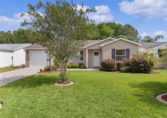 3rd image of 1411 Juarez Pl, Lady Lake, FL 32159 | MLS# R4911000