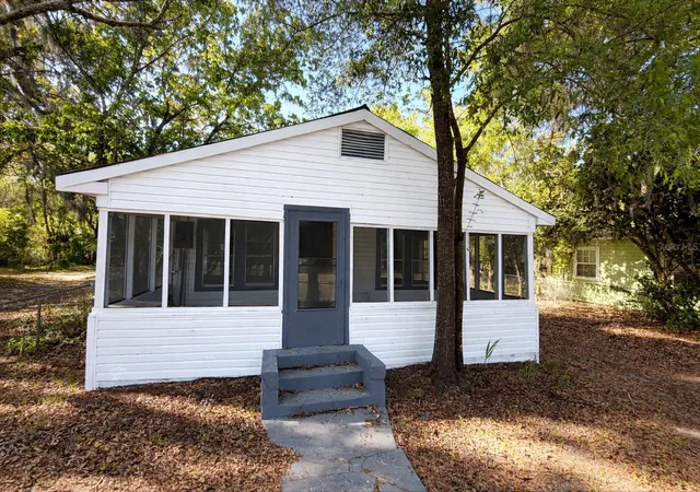 1st image of 21433 Se Hawthorne Rd, Hawthorne, FL 32640 | MLS# GC539179
