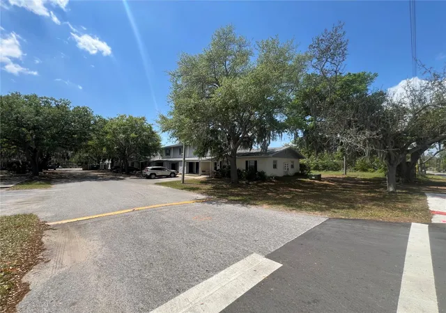 Photo 4 of House for sale at 1000 E Caroline St, Tavares, FL 32778 | MLS# O6396568 | Listing updated on 2026-07-08