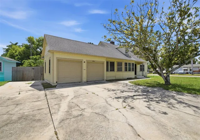Photo 2 of Single family home for sale at 2513 16th Avenue W, Bradenton, FL 34205 | MLS# O6396573 | Listing updated on 2026-09-03
