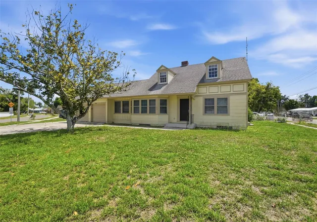 Photo 3 of Single family home for sale at 2513 16th Avenue W, Bradenton, FL 34205 | MLS# O6396573 | Listing updated on 2026-09-03