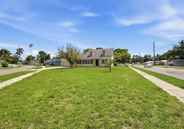 Photo 3 of Single family home for sale at 2513 16th Avenue W, Bradenton, FL 34205 | MLS# O6396573 | Listing updated on 2026-09-03