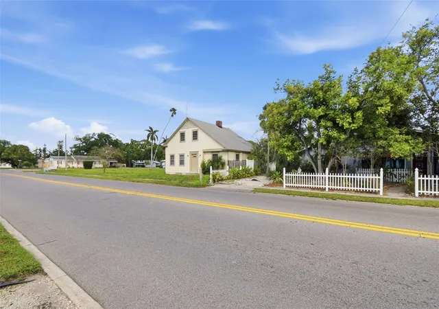 Photo 4 of Single family home for sale at 2513 16th Avenue W, Bradenton, FL 34205 | MLS# O6396573 | Listing updated on 2026-09-03