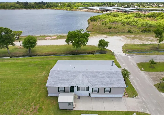 Photo 3 of Manufactured home for sale at 184 W Manatee Loop, Punta Gorda, FL 33950 | MLS# C7524378 | Listing updated on 2026-10-06