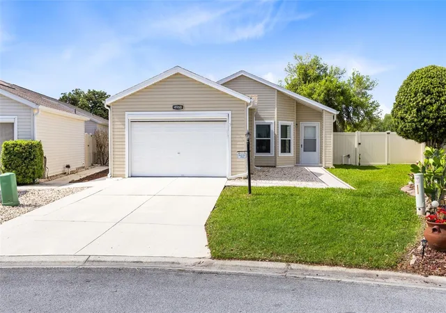 Photo 2 of Single family home for sale at 4960 Heron Run Cir, Leesburg, FL 34748 | MLS# O6396736 | Listing updated on 2026-09-30