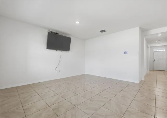 Photo 4 of Single family home for sale at 11308 Amber Ridge Dr, Zellwood, FL 32798 | MLS# O6396765 | Listing updated on 2026-10-01