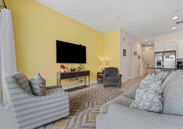 Photo 4 of Townhouse for sale at 318 Captiva Dr, Davenport, FL 33896 | MLS# O6396814 | Listing updated on 2026-10-02
