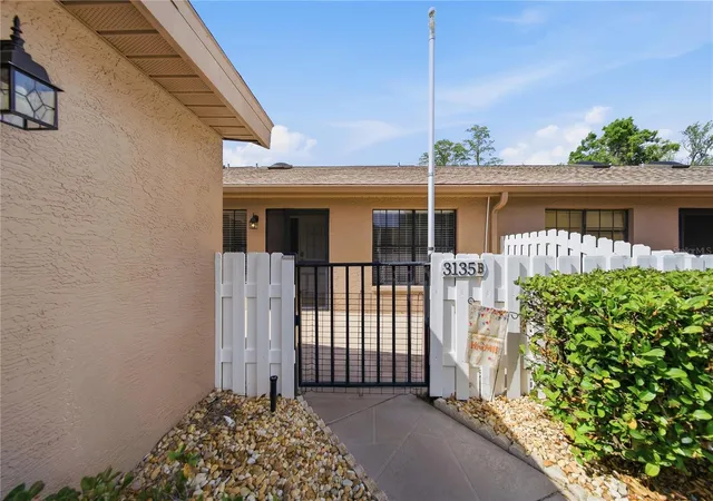 5th image of 3135 Charter Club Dr #B, Tarpon Springs, FL 34688 | MLS# TB8494737