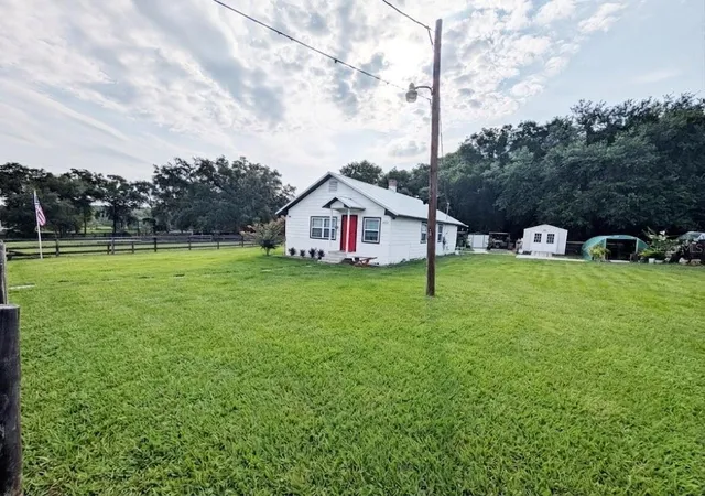 Homes for sale in Weirsdale, FL | 15243 S Hwy 25, Weirsdale, FL 32195 | MLS# O6397100