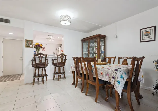 Listing Photo 4 - Condo for sale in building located at 530 Cranes Wy, Altamonte Springs, FL 32701 - Unit #107