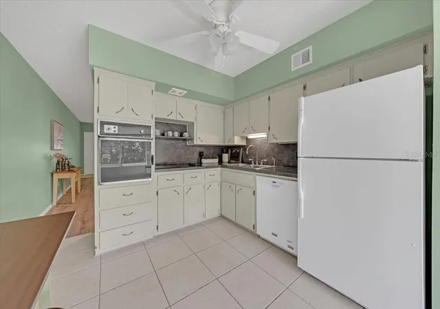 Listing Photo 5 - Condo for sale in building located at 2401 Franciscan Dr, CLEARWATER, FL 33763 - Unit #39