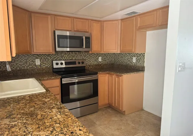 Photo 4 of Single family home for sale at 2332 Seward Dr, Sarasota, FL 34234 | MLS# O6397683 | Listing updated on 2026-08-20