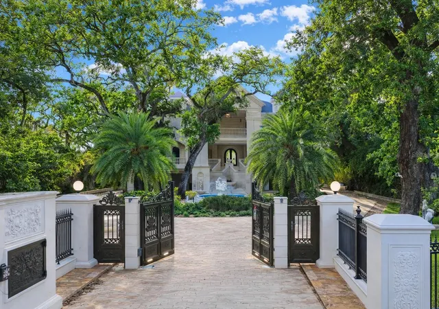 2nd image of 2000 Park St N, Saint Petersburg, FL 33710 | MLS# TB8495795