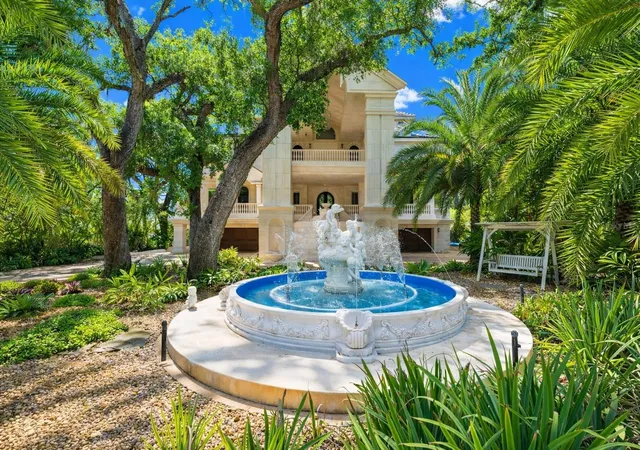 3rd image of 2000 Park St N, Saint Petersburg, FL 33710 | MLS# TB8495795
