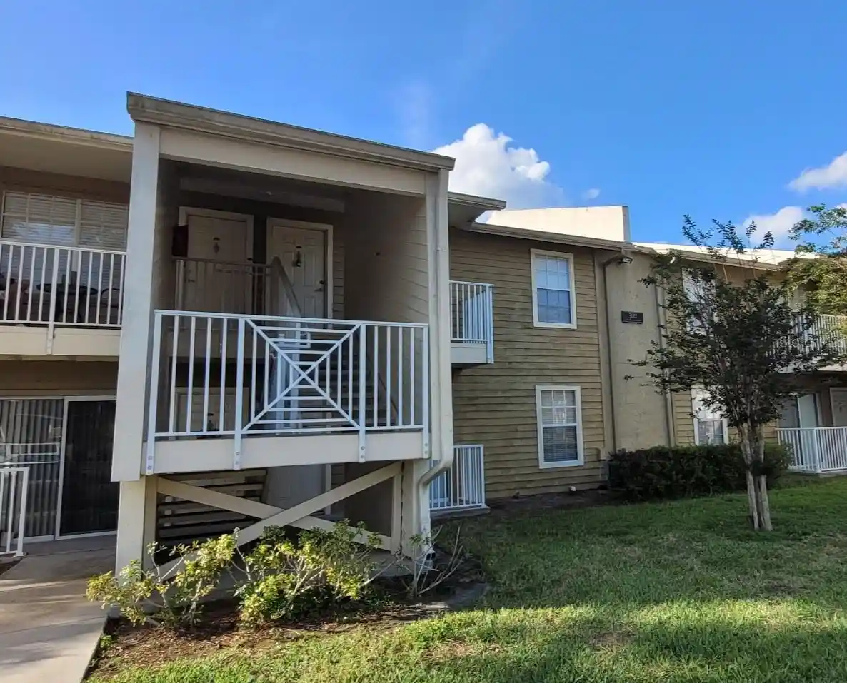 Listing Photo 1 - Condo for sale in 302 Lake Parsons Grn located at 302 Lake Parsons Grn, BRANDON, FL 33511 - Unit #102