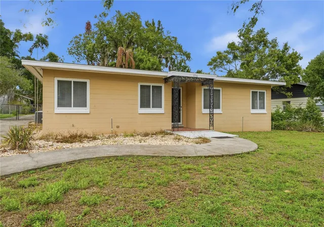 3rd image of 126 E Magnolia Ave, Howey In The Hills, FL 34737 | MLS# G5110848