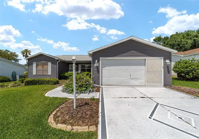 3rd image of 435 Santa Clara Cir, Lady Lake, FL 32159 | MLS# OM722535