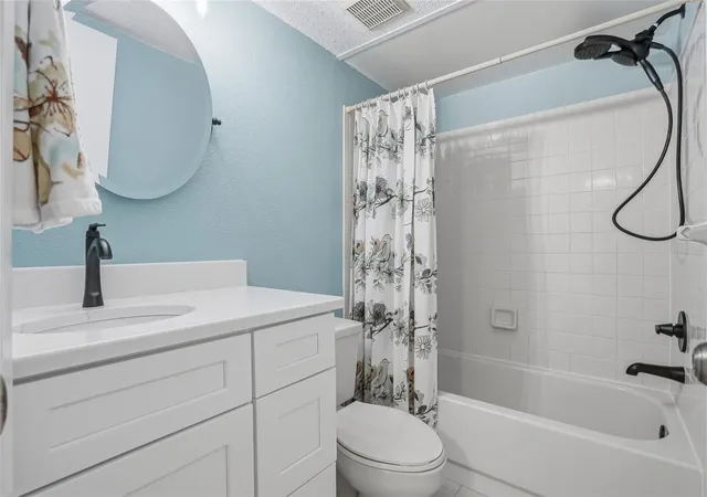 2nd image of 500 Santa Cruz Pl Ne, Saint Petersburg, FL 33703