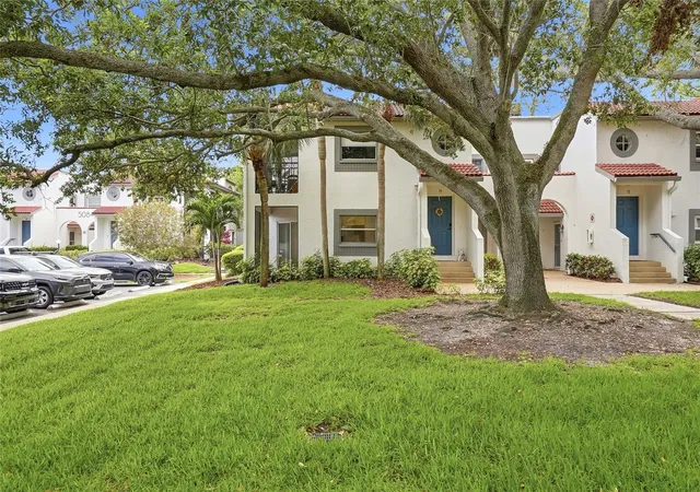 2nd image of 500 Santa Cruz Pl Ne #D, Saint Petersburg, FL 33703 | MLS# TB8496391