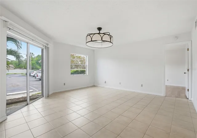 4th image of 500 Santa Cruz Pl Ne #D, Saint Petersburg, FL 33703 | MLS# TB8496391