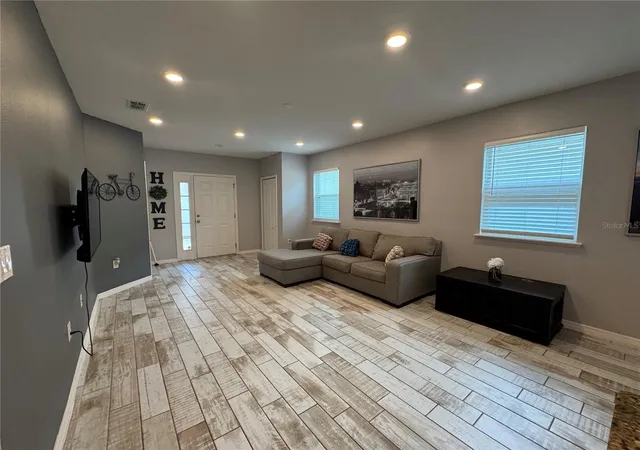 Photo 3 of Single family home for sale at 118 Hurst Ct, Deland, FL 32724 | MLS# O6398360 | Listing updated on 2026-08-22