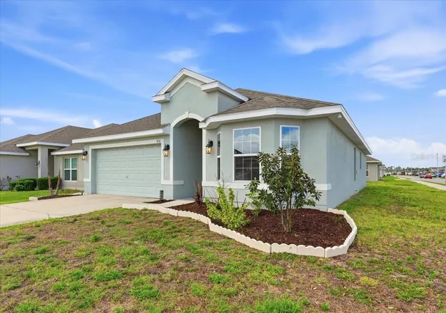 Photo 3 of Single family home for sale at 851 Vienna Dr, Winter Haven, FL 33884 | MLS# L4961034 | Listing updated on 2026-10-02