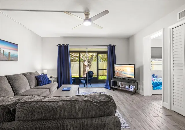 Listing Photo 4 - Condo for sale in building located at 1147 King Arthur Ct, Dunedin, FL 34698 - Unit #204