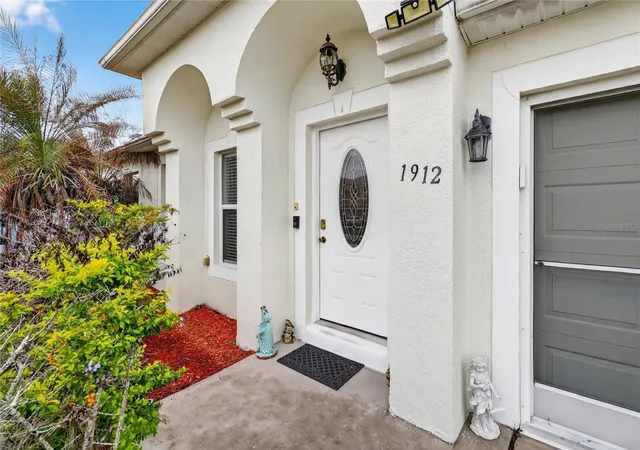 Photo 3 of Single family home for sale at 1912 Lakeview Pl, Kissimmee, FL 34759 | MLS# S5147705 | Listing updated on 2026-07-10