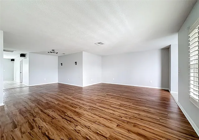 4th image of 1618 Bentwood Dr, Sun City Center, FL 33573 | MLS# L4961051