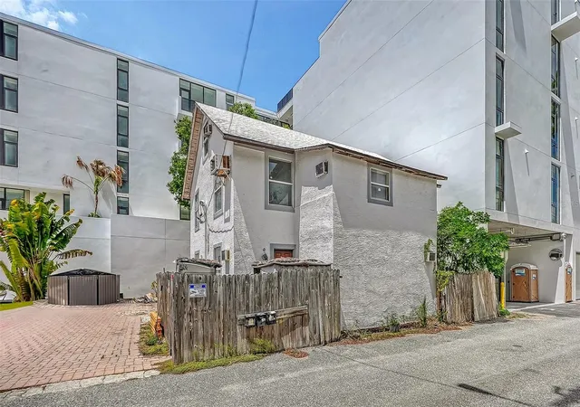 3rd image of 420 Kumquat Ct, Sarasota, FL 34236 | MLS# A4689791