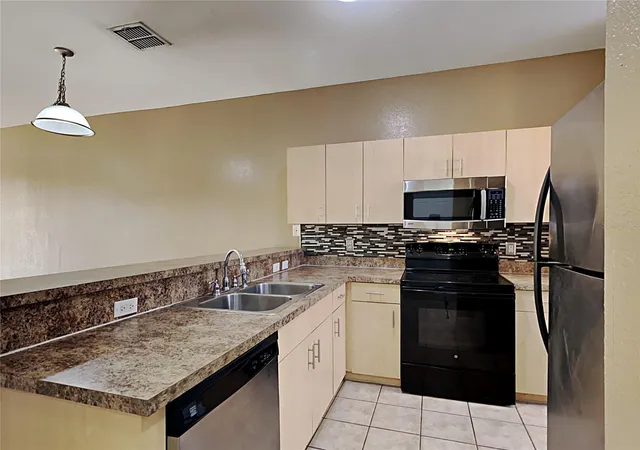 Photo 3 of Single family home for sale at 176 Ocean Blf Dr, Kissimmee, FL 34759 | MLS# O6398573 | Listing updated on 2026-07-15