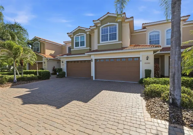 3rd image of 4113 Courtside Wy, Tampa, FL 33618 | MLS# TB8497126