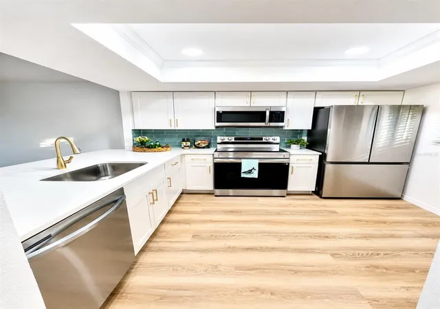 Listing Photo 4 - Condo for sale in building located at 3504 Beneva Rd, Sarasota, FL 34232 - Unit #206