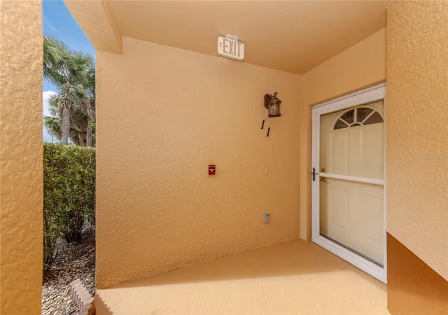 3rd image of 121 N Auburn Rd #11, Venice, FL 34292 | MLS# N6143896