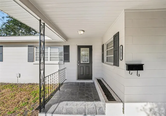 3rd image of 521 W Palmeden Dr, Lakeland, FL 33803 | MLS# O6398869