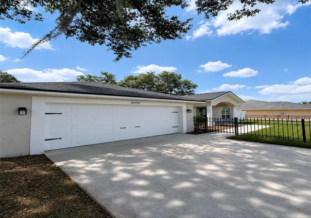 Photo 3 of Single family home for sale at 10058 Se 105th Place, Belleview, FL 34420 | MLS# OM722758 | Listing updated on 2026-09-12