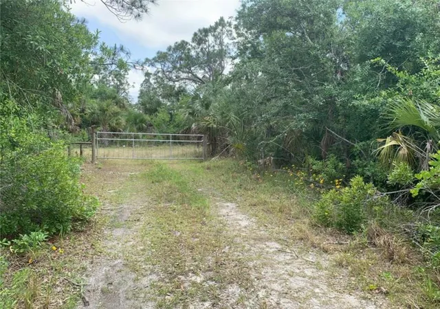 5th image of 925 Indian Creek Ln, Punta Gorda, FL 33982 | MLS# C7524823