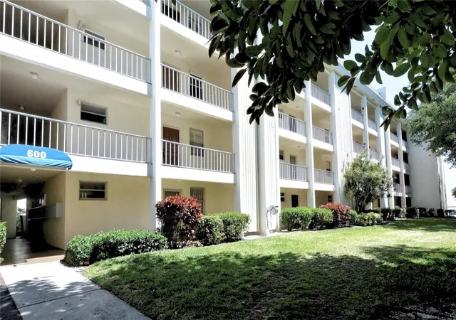 Homes for sale in Longboat Key, FL | 600 Sutton Pl #B302, Longboat Key, FL 34228 | MLS# A4690036