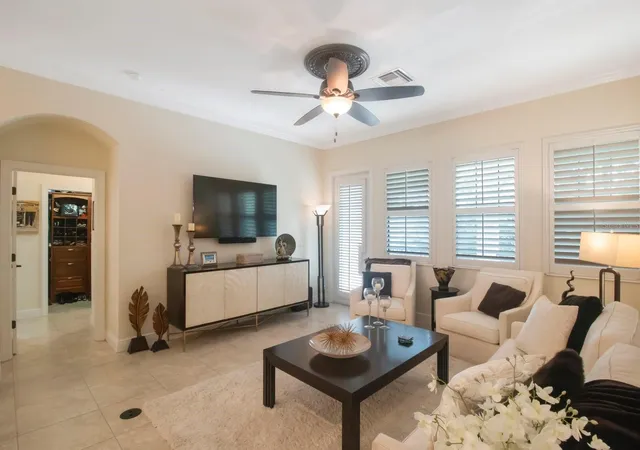 2nd image of 4884 Yacht Club Dr, Tampa, FL 33616 | MLS# TB8497678