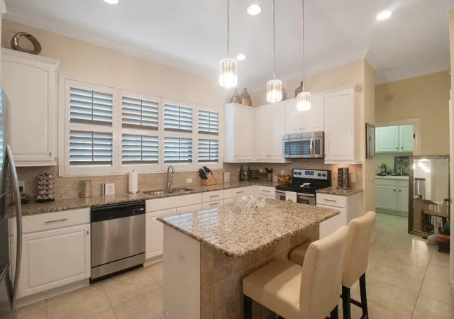 3rd image of 4884 Yacht Club Dr, Tampa, FL 33616 | MLS# TB8497678