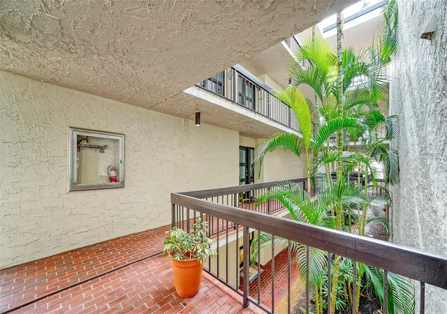 Listing Photo 4 - Condo for sale in building located at 1975 Gulf Of Mexico Dr, Longboat Key, FL 34228 - Unit #G4-203